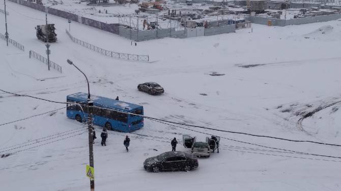 В Брянске на старом аэропорту столкнулись автобус и легковушка