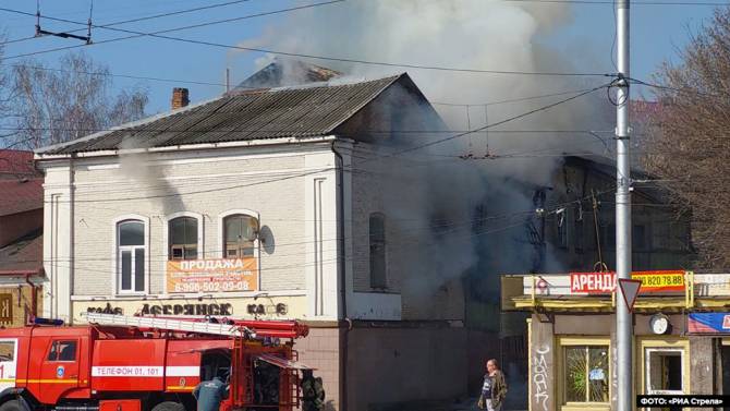 В Брянске загорелось заброшенное здание бывшего кафе