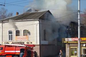 В Брянске загорелось заброшенное здание бывшего кафе