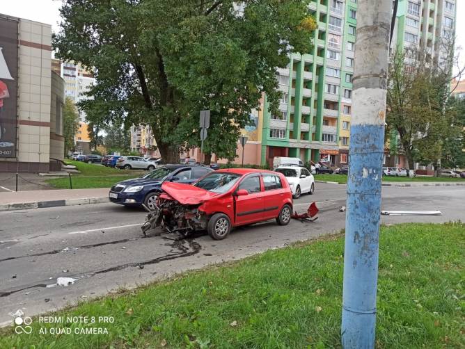 В Брянске возле МПСУ разбились два легковых автомобиля