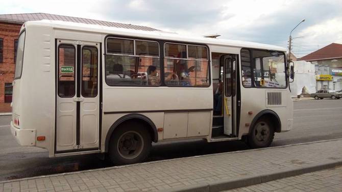 В Клинцах женщину едва не высадили из автобуса из-за «крупной» купюры