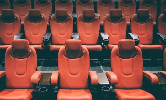 У брянских кинотеатров чиновники отобрали зрителей и деньги