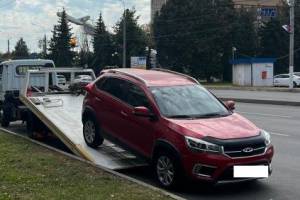 На Авиационной в Брянске начали эвакуировать припаркованные с нарушением автомобили