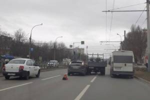 В Брянске на проспекте Московском притёрлись легковушка и грузовик