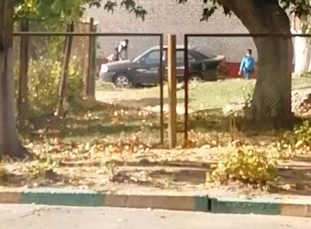 В Клинцах сняли на видео скачки детей на припаркованном авто