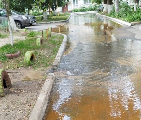 В Брянске прорвало канализацию в переулке Новозыбковском