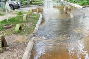 В Брянске прорвало канализацию в переулке Новозыбковском