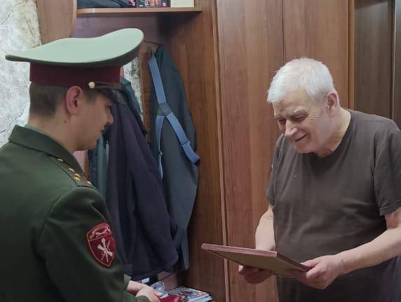 Брянские росгвардейцы поздравили с юбилеем ветерана войск правопорядка