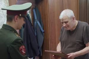 Брянские росгвардейцы поздравили с юбилеем ветерана войск правопорядка