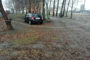 В Трубчевске перегородили цепью дорогу у школы №2