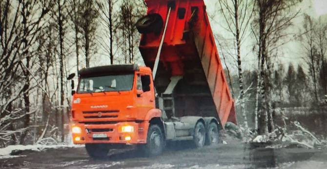 В Брянске водитель КАМАЗ выгрузил кузов мусора в песчаном карьере