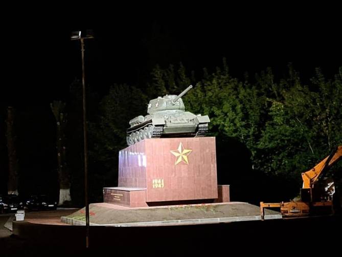В Брянске у памятника освободителям города включили подсветку