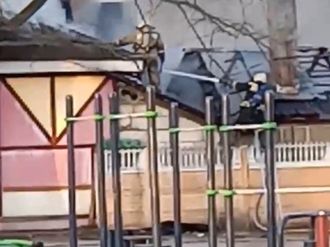 На тушение огня в Майском парке Брянска прибыли пожарные