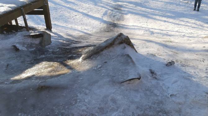 В Брянске в парке «Юность» появилась опасная ледяная горка