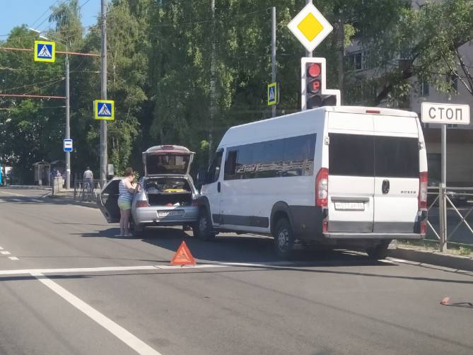 В Брянске возле «Линии»  Peugeot Boxer протаранил легковушку