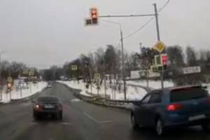 В Брянске проскочившего на «красный» лихача на иномарке сняли на видео