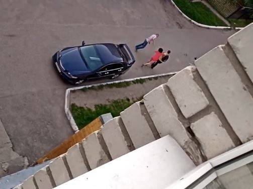 Женщина в красном избила двух ругавшихся во дворе мужчин в Брянске
