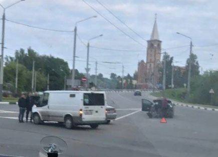 В Брянске на Болгарах два автомобиля не поделили дорогу на кольце 