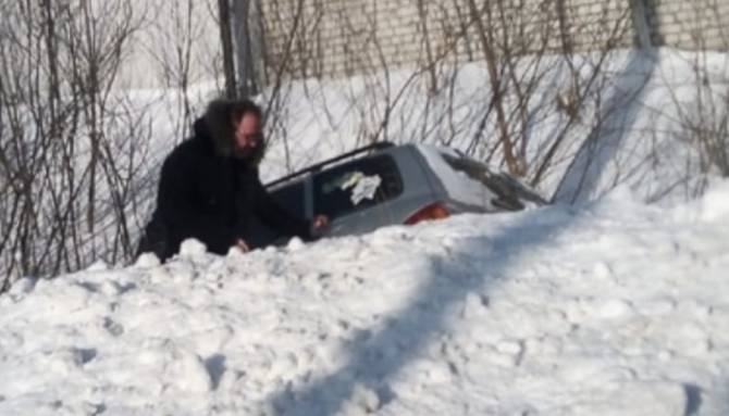 В посёлке Большое Полпино легковушка улетела в снежный капкан