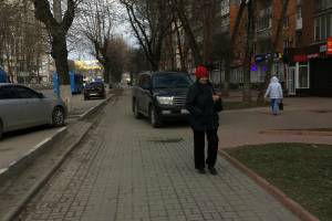 В Брянске автохам перекрыл тротуар на улице Красноармейской
