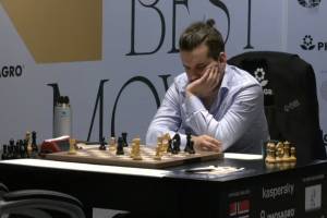 Брянский гроссмейстер Непомнящий и Карлсен сыграли вничью в день рождения норвежца