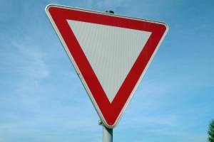 Дубровских чиновников заставили привести в порядок дорожные знаки