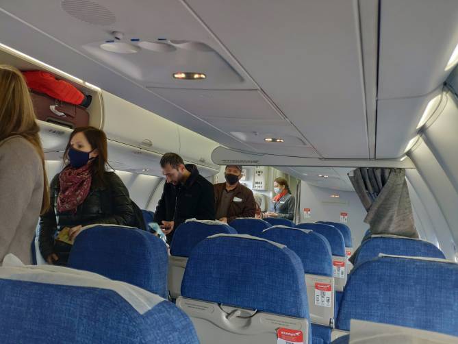 Пассажирам первого рейса из Брянска в Ростов-на-Дону продезинфицировали руки