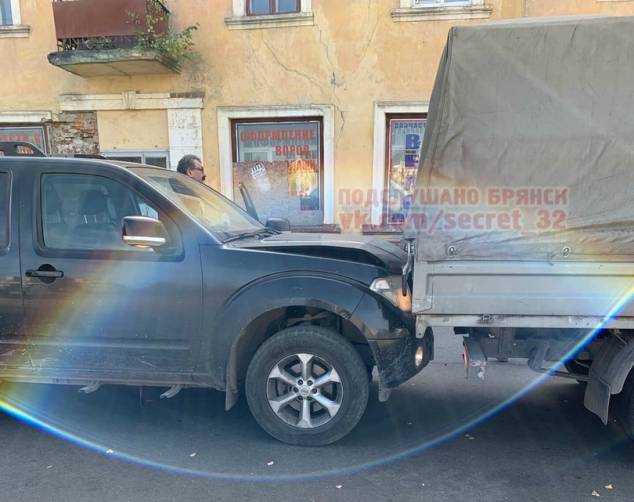 В Брянске на Набережной столкнулись легковушка и грузовая «ГАЗель»
