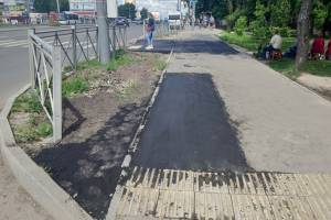В Брянске заделали провалы на новом тротуаре по улице Авиационной