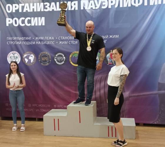 Брянский пауэрлифтер установил два рекорда России в жиме штанги