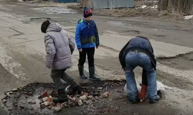 О ремонтирующих дорогу брянских детях узнала вся страна