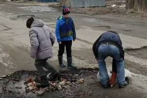 О ремонтирующих дорогу брянских детях узнала вся страна