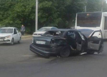 В Брянске на улице Ульянова произошло жесткое ДТП с двумя легковушками