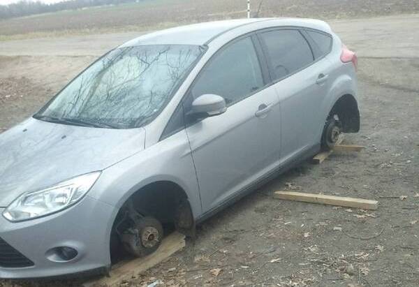 В Новозыбкове автоворы сняли колёса с припаркованной легковушки
