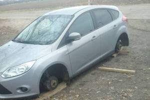 В Новозыбкове автоворы сняли колёса с припаркованной легковушки