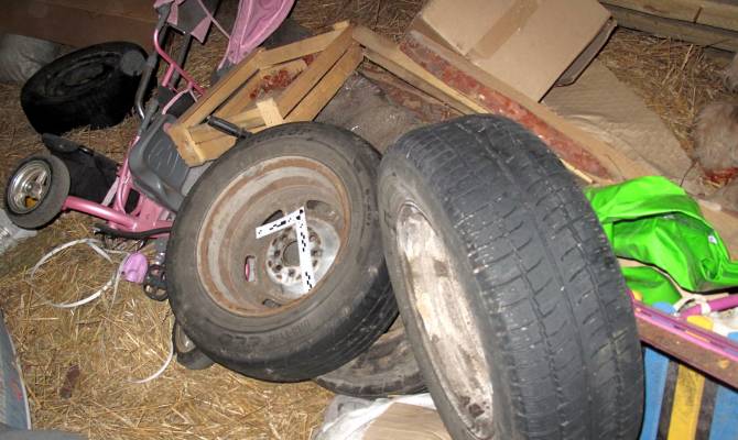 В брянском посёлке Тросна трое парней украли у девушки 4 автомобильных колеса