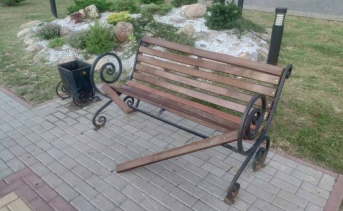 В Брянске неизвестные сломали лавку на Славянской площади