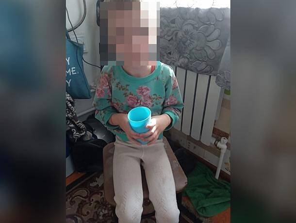 Мать морила 7-летнего ребенка голодом и привязывала к батарее