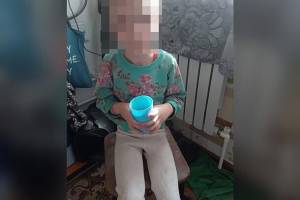 Мать морила 7-летнего ребенка голодом и привязывала к батарее