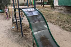 Жители Новозыбкова сравнили детскую горку с тёркой