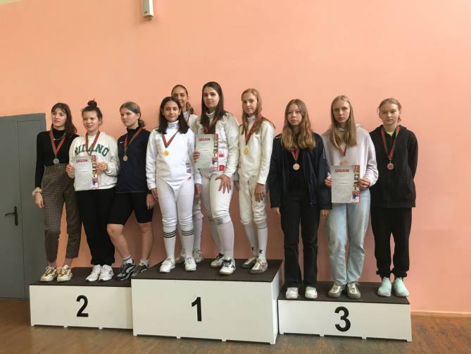 Брянские фехтовальщики завоевали 8 медалей на турнире в Гомеле