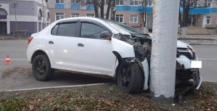 В Брянске на Советской водитель протаранил столб из-за инсульта
