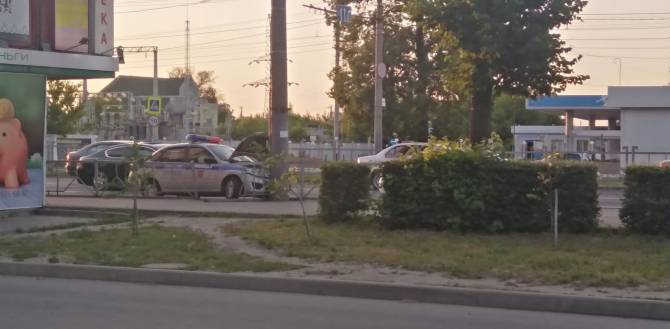 В Брянске полицейский автомобиль протаранил столб