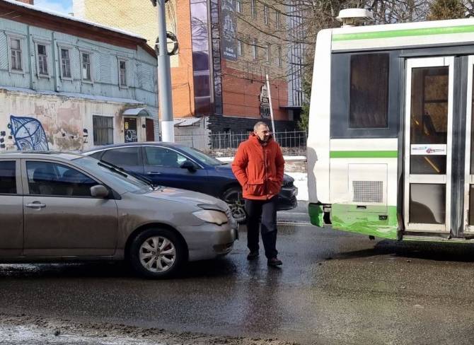 В Брянске на Калинина легковушка протаранила автобус
