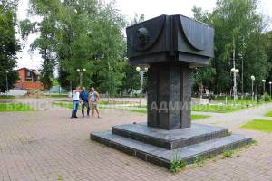 В Брянске начался ремонт памятника в урочище «Лесные сараи»