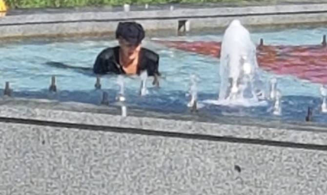 В Брянске женщина устроила купания в фонтане Пролетарского сквера