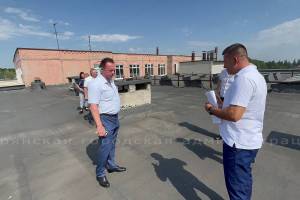 В Брянске в ходе приемки к учебному году школы №66 вскрылись проблемы с крышей