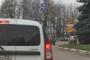 В Брянске на Самолете дорожный знак едва не рухнул на автомобили