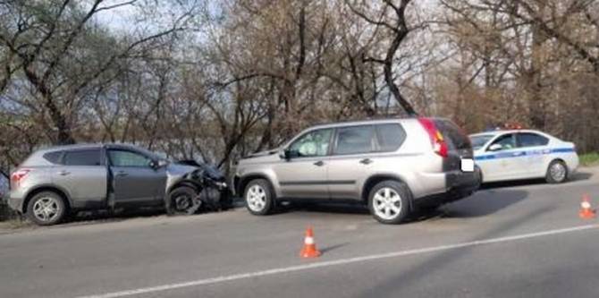 В Брянске водитель Nissan врезался в легковушку и покалечил пассажирку