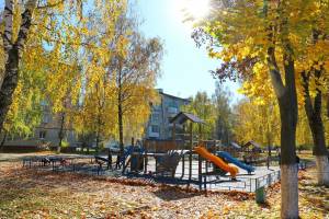 В Брянске на Володарке появились три новые детские площадки